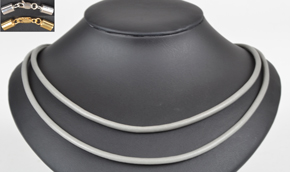 Kort halskæde i lys grå kalveskind med lås efter eget ønske. 2x1 omgang. Tykkelse 3,5 mm.